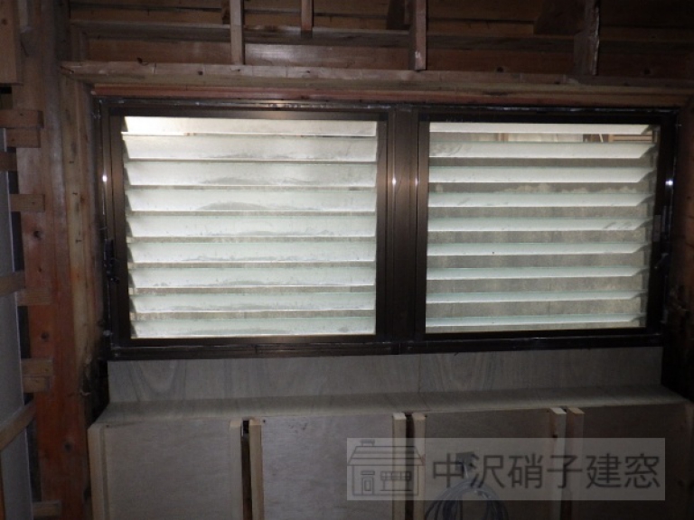 埼玉県八潮市　浴室のルーバー窓リフォーム　YKKapのかんたんマドリモで樹脂窓のAPW-330　施工前