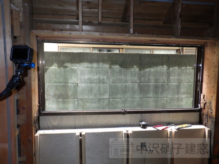 埼玉県八潮市　浴室のルーバー窓リフォーム　YKKapのかんたんマドリモで樹脂窓のAPW-330　施工中