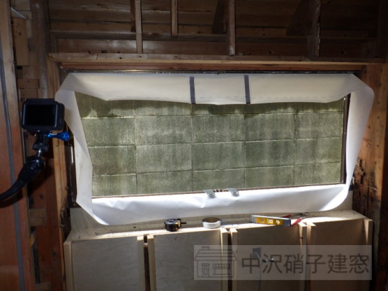埼玉県八潮市　浴室のルーバー窓リフォーム　YKKapのかんたんマドリモで樹脂窓のAPW-330　施工中