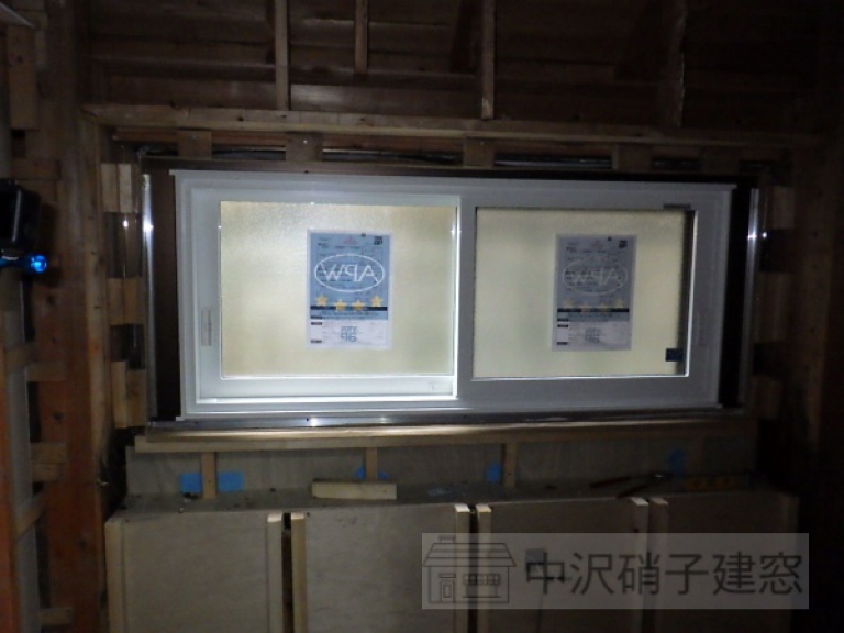 埼玉県八潮市　浴室のルーバー窓リフォーム　YKKapのかんたんマドリモで樹脂窓のAPW-330　施工後