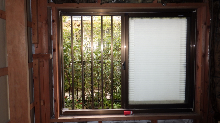 東京都目黒区　浴室の窓カバー工法で交換リフォーム　施工前