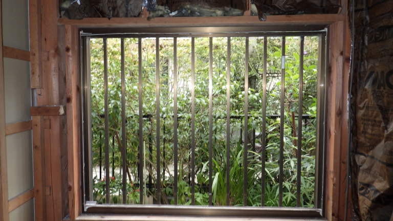 東京都目黒区　浴室の窓カバー工法で交換リフォーム　施工中