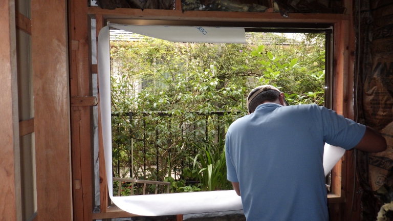 東京都目黒区　浴室の窓カバー工法で交換リフォーム　施工中