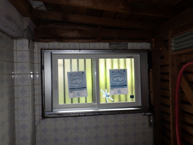 お風呂場の窓は断熱性能の高い樹脂窓　YKKap APW-330