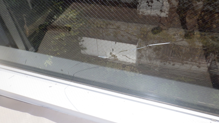 東京都品川区　マンションで大きなFIX窓交換　真ん中が割れてます