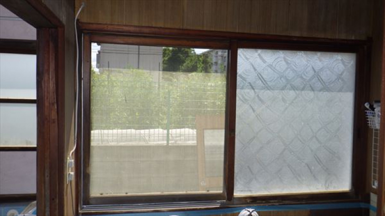 脱衣所の窓、サッシ交換リフォーム　施工前