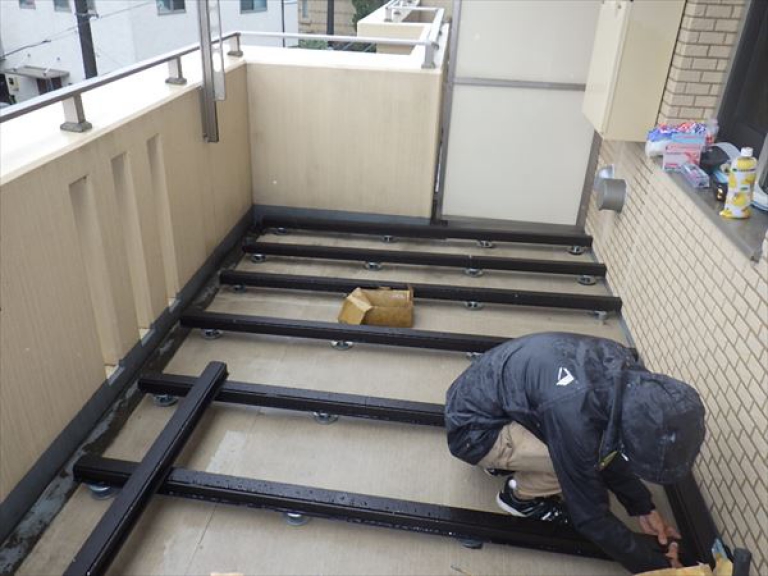東京都三鷹市　マンションのバルコニーをウッドデッキへリフォーム　施工中